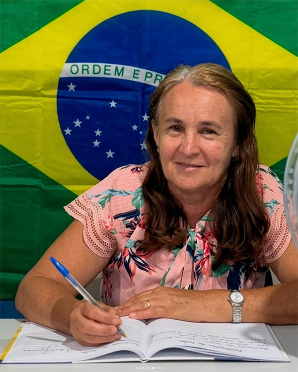 Aluna EJA estudando e escrevendo